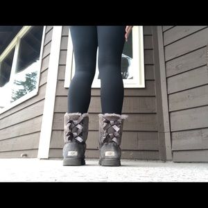 Short grey Bailey Bow Uggs